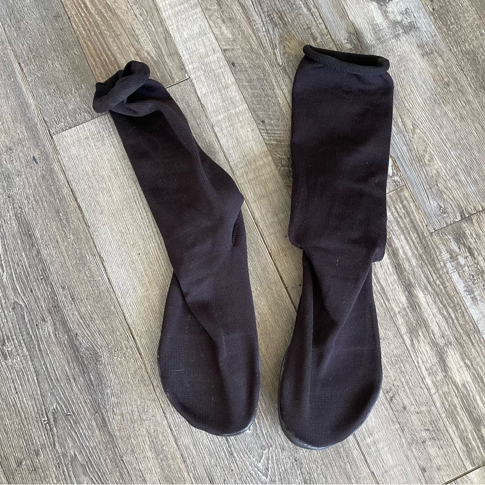 YEEZY PODS size 2 /10 men